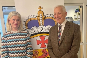 Peter Möller, styrelseordförande i Konung Gustaf V:s och Drottning Victorias stiftelse, står bredvid Pia Watkinson från CancerRehabFonden.