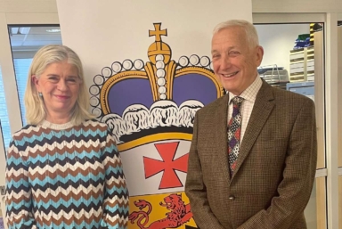 Peter Möller, styrelseordförande i Konung Gustaf V:s och Drottning Victorias stiftelse, står bredvid Pia Watkinson från CancerRehabFonden.