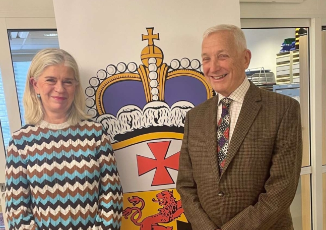 Peter Möller, styrelseordförande i Konung Gustaf V:s och Drottning Victorias stiftelse, står bredvid Pia Watkinson från CancerRehabFonden.