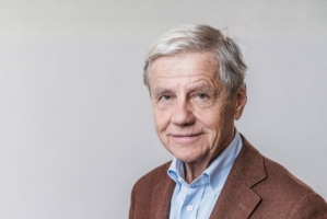 Porträtt av Peter Sjöstrand, ordförande i Stiftelsen Oscar Hirschs Minne.