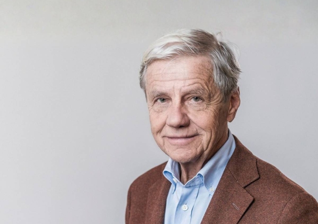 Porträtt av Peter Sjöstrand, ordförande i Stiftelsen Oscar Hirschs Minne.