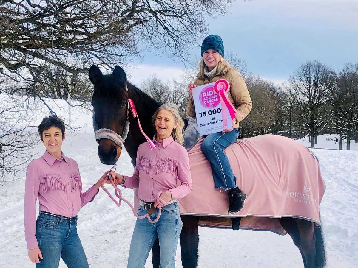 Pia Watkinson från CancerRehabFonden sitter på en häst och håller upp en check från Ride against cancer.