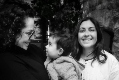 Saga, som intervjuas i artikeln, med sin mamma och sin dotter.