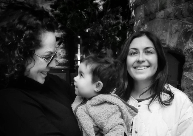 Saga, som intervjuas i artikeln, med sin mamma och sin dotter.