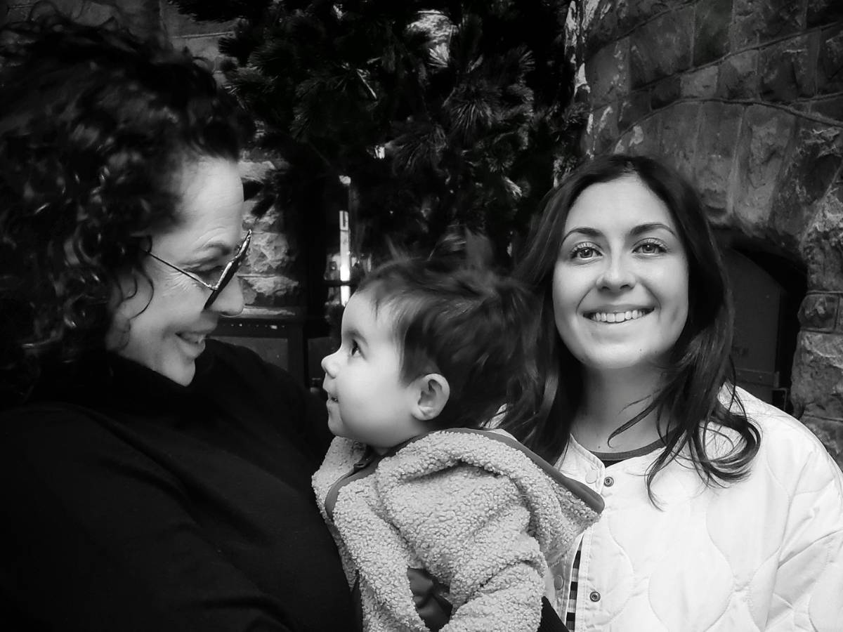 Saga, som intervjuas i artikeln, med sin mamma och sin dotter.