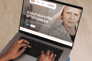 En laptop som visar startsidan för CancerRehabFondens webbplats.