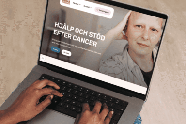 En laptop som visar startsidan för CancerRehabFondens webbplats.