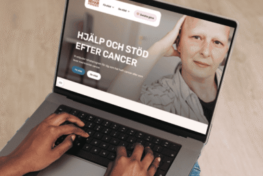 En laptop som visar startsidan för CancerRehabFondens webbplats.