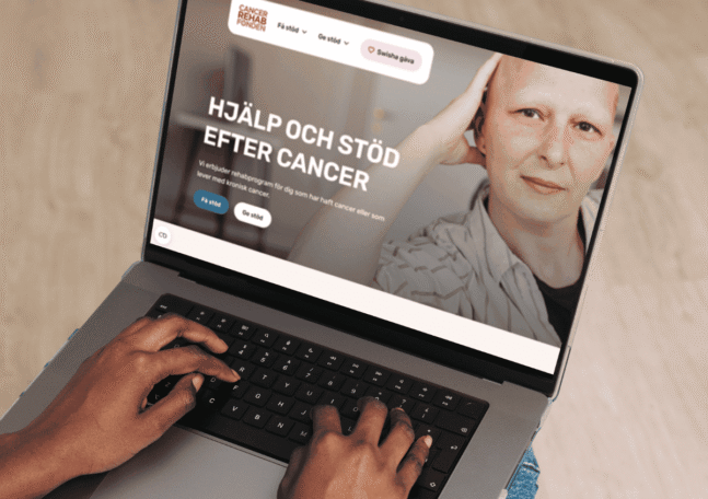 En laptop som visar startsidan för CancerRehabFondens webbplats.