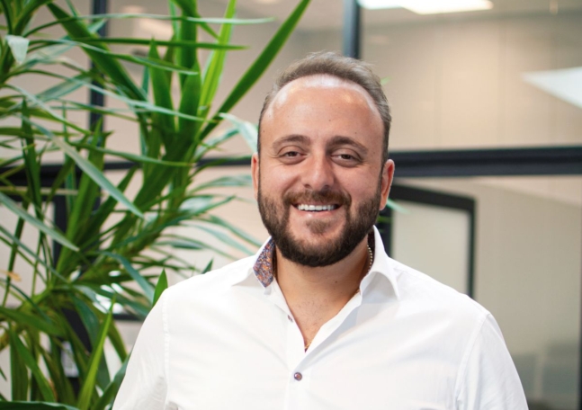 Porträtt av Elias Fadel.