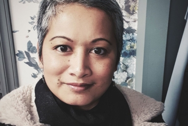 En selfie på en kvinna som tittar in i kameran. Hon intervjuas i artikeln om sin erfarenhet av cancerrehabilitering.