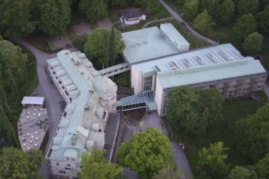 Rehabcenter Mösseberg sett ovanifrån med park och natur runtom.