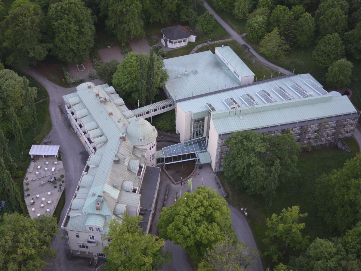 Rehabcenter Mösseberg sett ovanifrån med park och natur runtom.