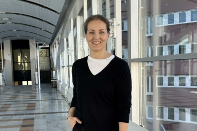 Victoria Säker, som intervjuas i artikeln om sin cancerresa.