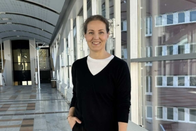Victoria Säker, som intervjuas i artikeln om sin cancerresa.