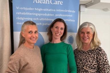 En gruppbild med Camilla Magnusson och Karolina Ersson från Aleah Care, bredvid Pia Watkinson från CancerRehabFonden.