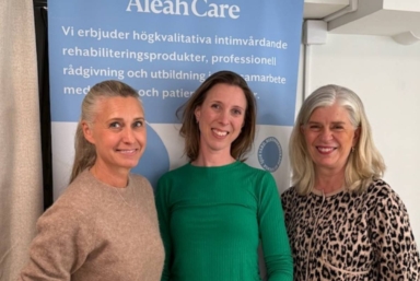 En gruppbild med Camilla Magnusson och Karolina Ersson från Aleah Care, bredvid Pia Watkinson från CancerRehabFonden.