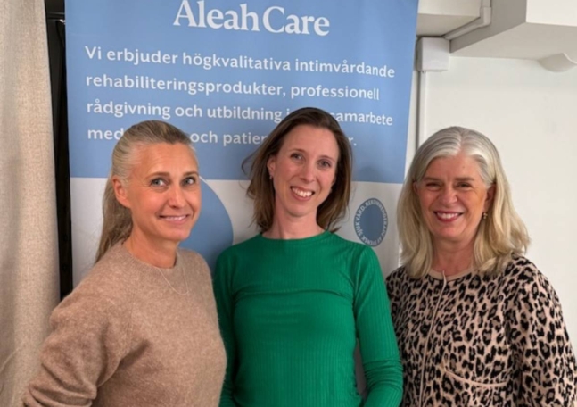 En gruppbild med Camilla Magnusson och Karolina Ersson från Aleah Care, bredvid Pia Watkinson från CancerRehabFonden.