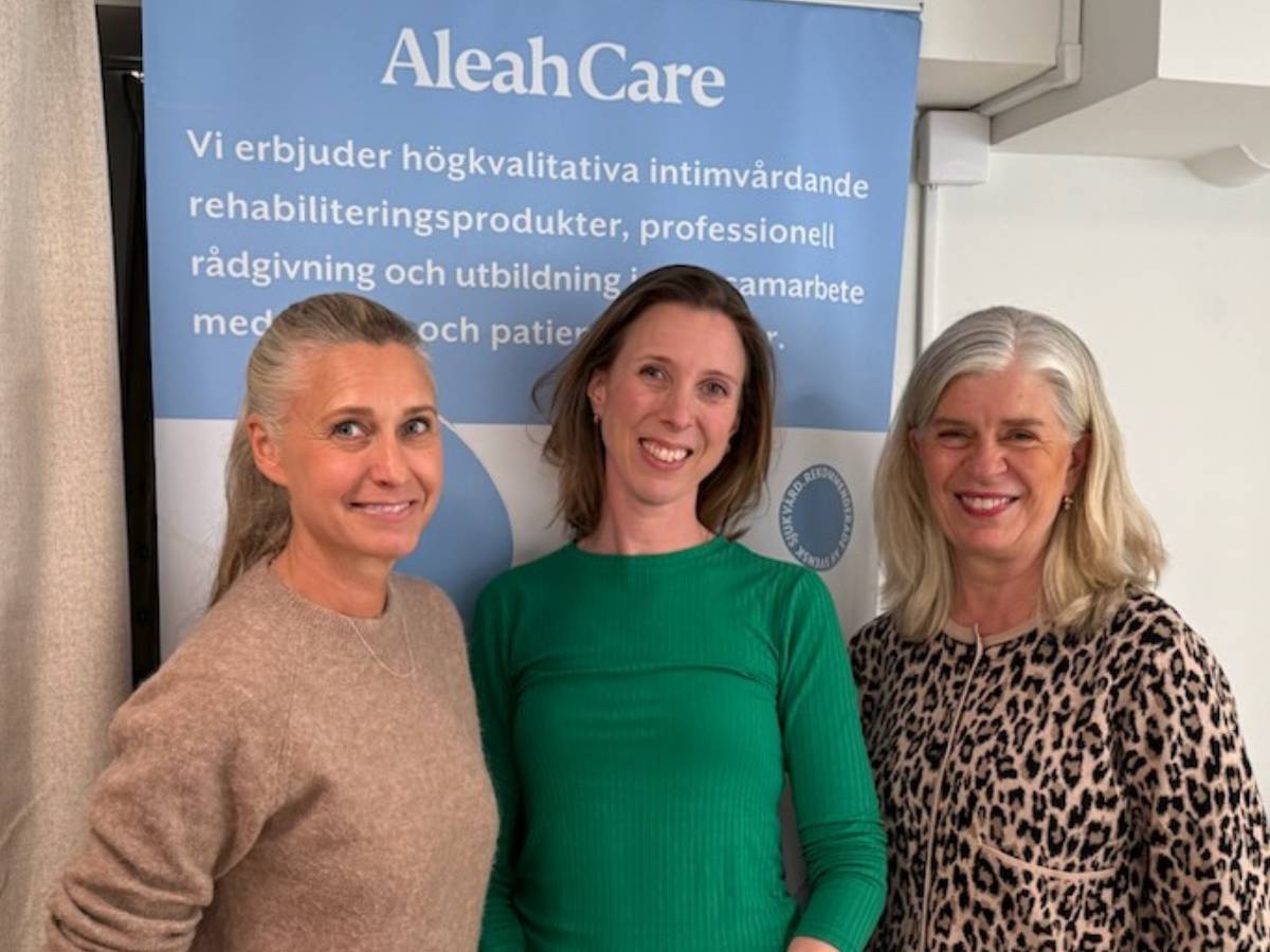 En gruppbild med Camilla Magnusson och Karolina Ersson från Aleah Care, bredvid Pia Watkinson från CancerRehabFonden.