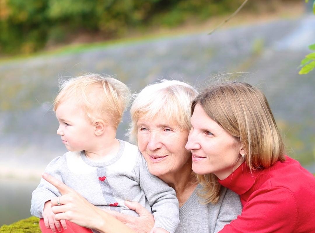 Ett litet barn med sin mamma och mormor.